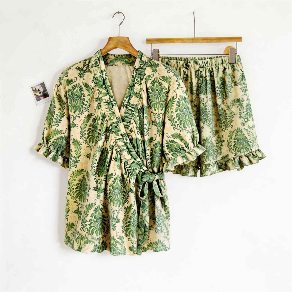 Erfrischender grüner Pyjama mit Blumenmuster und Rüschenärmeln - image 4