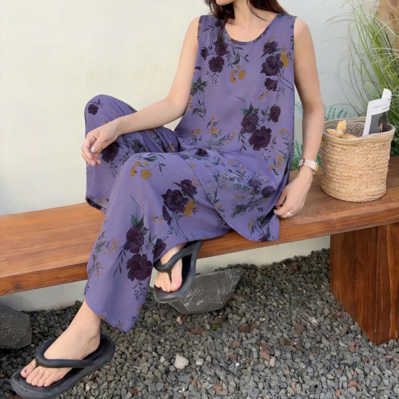 Lila geblümter Pyjama mit Tanktop und Hose - image 1