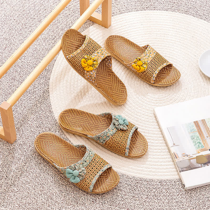 Hausschuhe aus Rattan und Stroh mit Blumenmuster - image 1