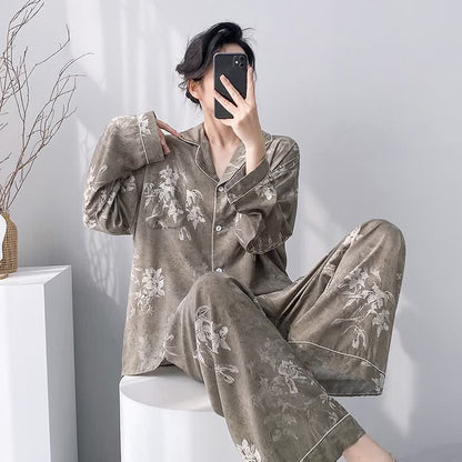Elegantes Pyjama-Set mit Lilienmuster - image 1