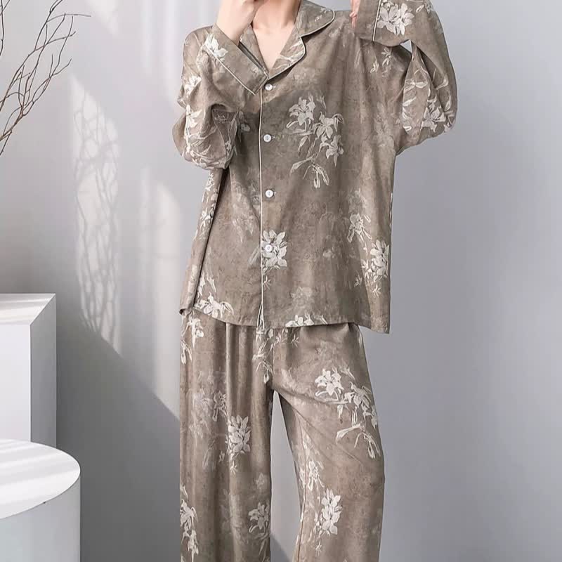 Elegantes Pyjama-Set mit Lilienmuster - image 2