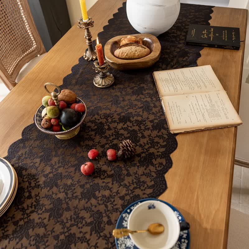 Eleganter Tischläufer mit floraler Spitze und Quasten - image 8