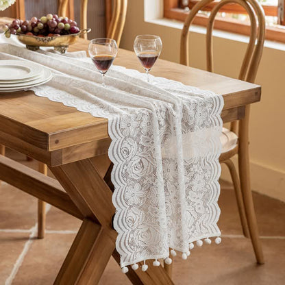 Tischläufer mit Rosenjacquard-Spitze und Quasten - image 5