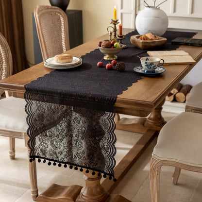 Tischläufer mit Rosenjacquard-Spitze und Quasten - image 9