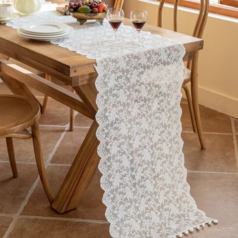 Eleganter Tischläufer mit floraler Spitze und Quasten - image 2