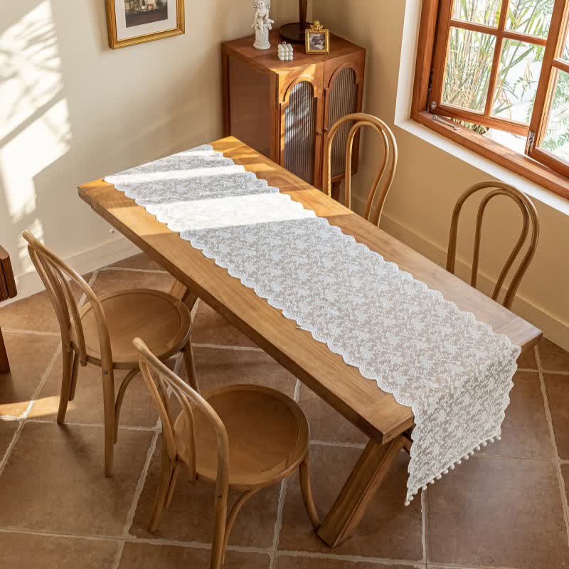 Eleganter Tischläufer mit floraler Spitze und Quasten - image 3