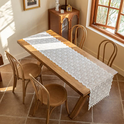 Eleganter Tischläufer mit floraler Spitze und Quasten - image 3