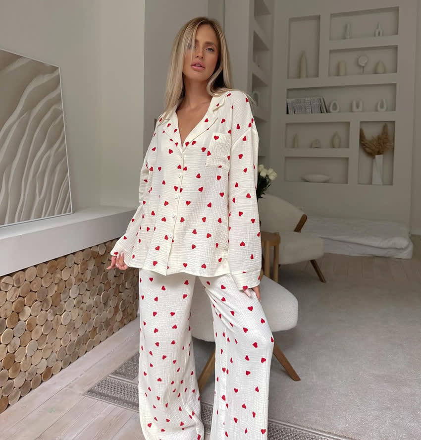 Pyjama-Set aus Baumwolle mit rotem Herzmuster - image 2