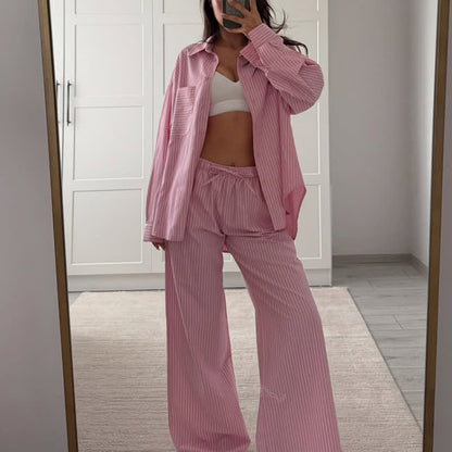 Klassisches Pyjama-Set mit vertikalen Streifen - image 1