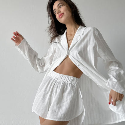 Gestreifter Pyjama im minimalistischen Stil - image 1