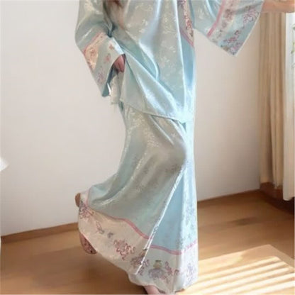 Hellblauer Pyjama im Vintage-Stil mit Blumenmuster - image 3