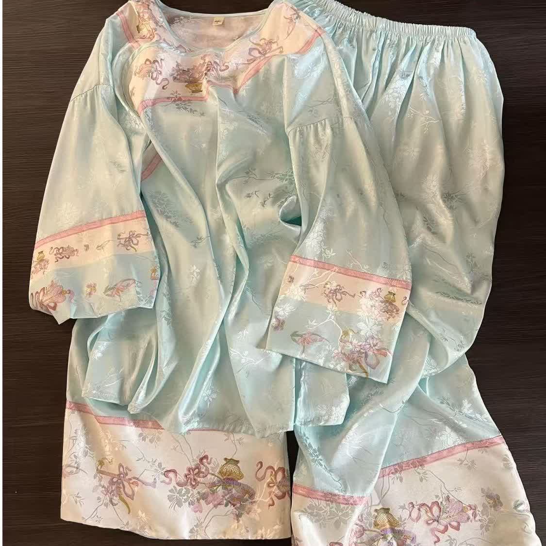 Hellblauer Pyjama im Vintage-Stil mit Blumenmuster - image 1