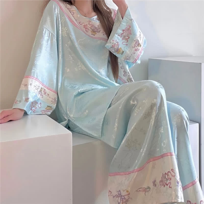 Hellblauer Pyjama im Vintage-Stil mit Blumenmuster - image 2