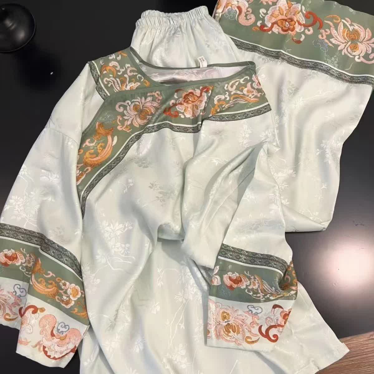 Hellgrünes Vintage-Pyjama-Set mit Blumenmuster - image 1