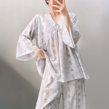 Pyjama-Set mit Blumenmuster und Schleife, V-Ausschnitt und Spitzenbesatz - image 1