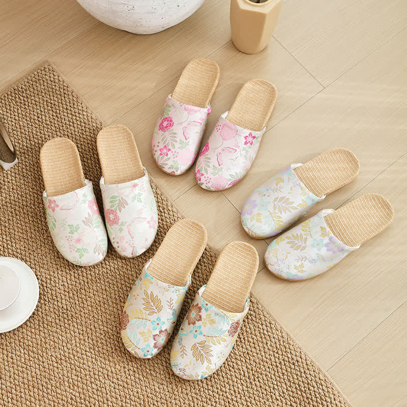 Refresh Floral Closed-Toe Hausschuhe - image 1