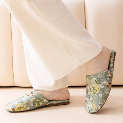 Hausschuhe aus Satin mit Chinoiserie-Stickerei - image 9