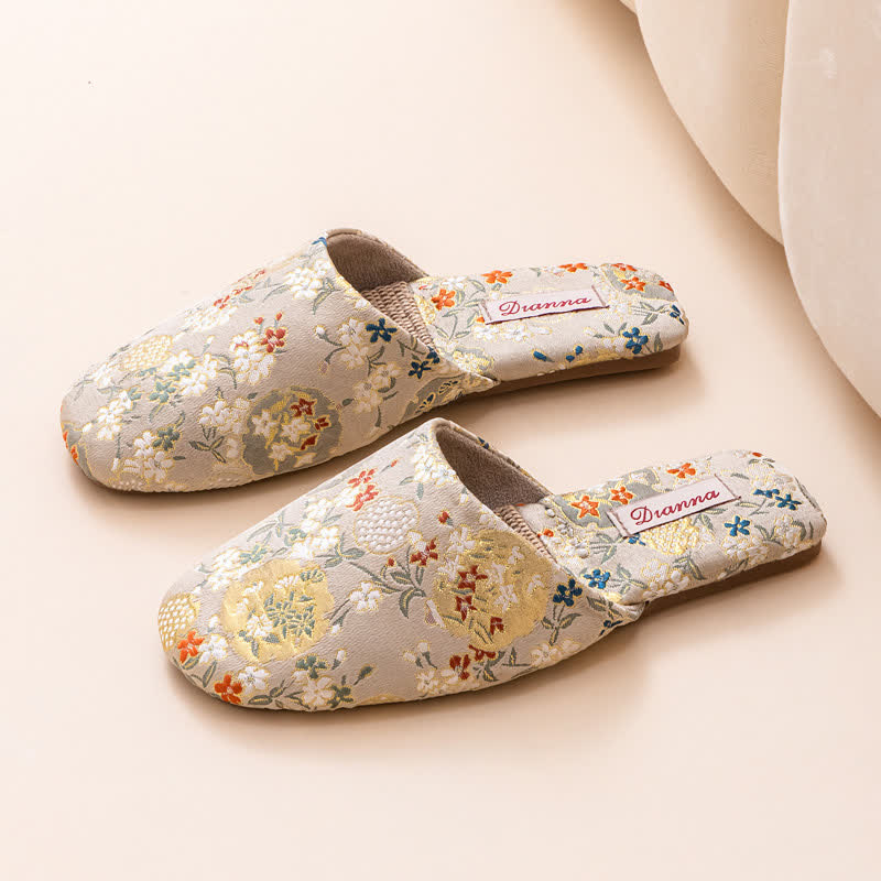 Hausschuhe aus Satin mit Chinoiserie-Stickerei - Beige - L - image 11
