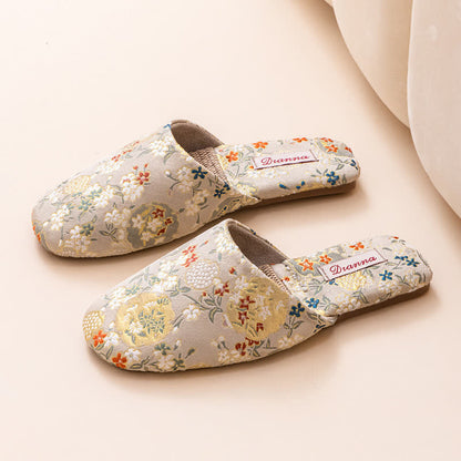 Hausschuhe aus Satin mit Chinoiserie-Stickerei - Beige - L - image 11