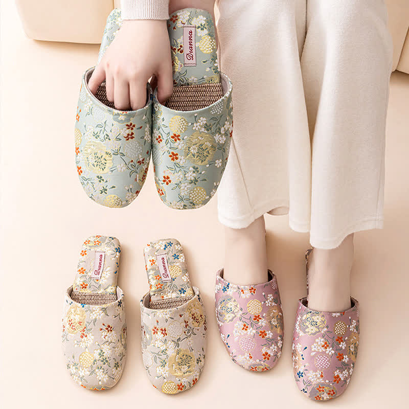 Hausschuhe aus Satin mit Chinoiserie-Stickerei - image 0