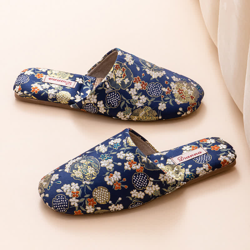 Hausschuhe aus Satin mit Chinoiserie-Stickerei - Marineblau - 2XL - image 14