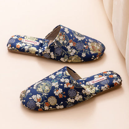 Hausschuhe aus Satin mit Chinoiserie-Stickerei - Marineblau - 2XL - image 14