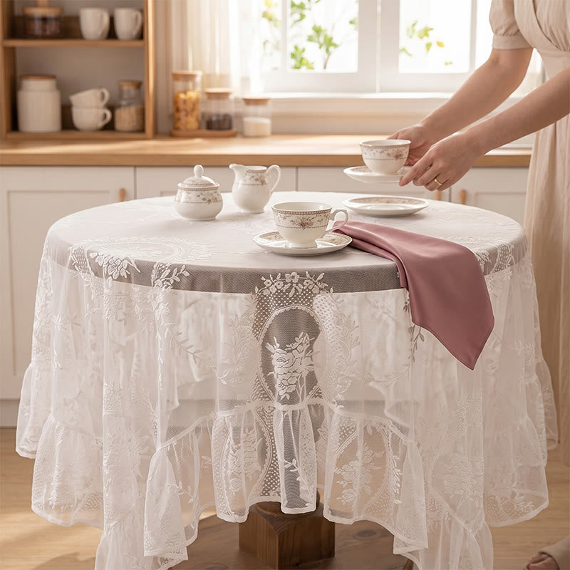 Romantische Tischdecke mit floraler Spitze und Rüschenrand - image 1