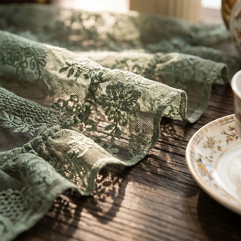 Romantische Tischdecke mit floraler Spitze und Rüschenrand - image 5