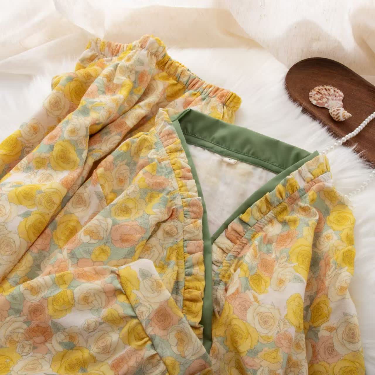 Gelbes Loungewear-Set aus Baumwolle mit Rüschen und Blumenmuster - image 1
