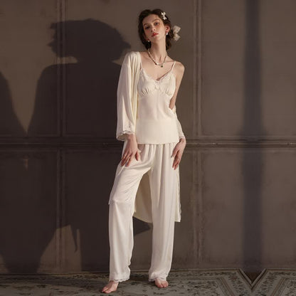 Elegantes Loungewear-Set mit seidigem Spitzenbesatz (3-teilig) - image 7