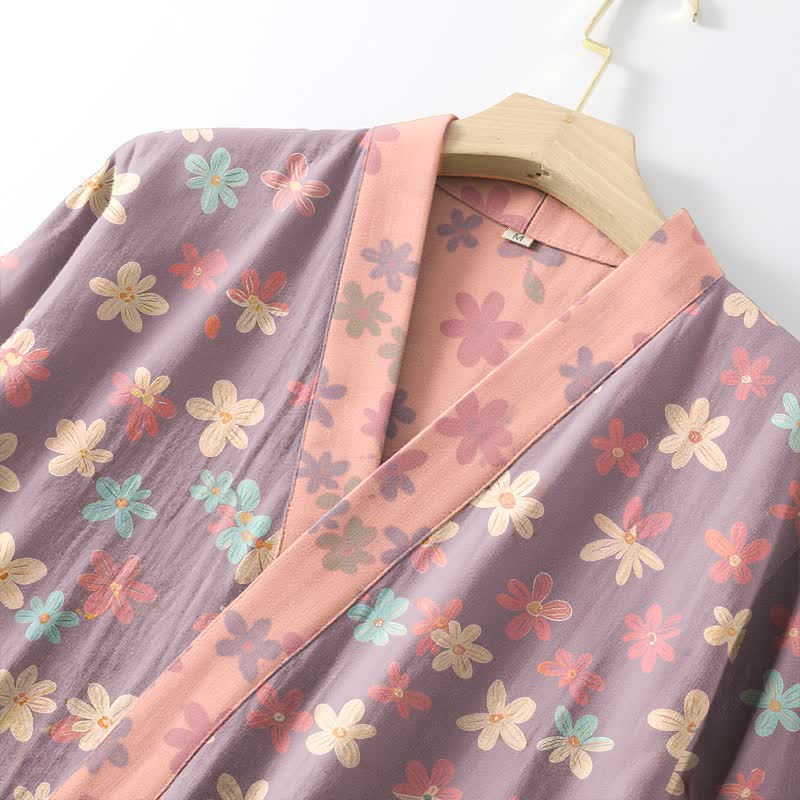 Kimono-Bademantel aus lila Baumwollgaze mit Blumenmuster - image 4