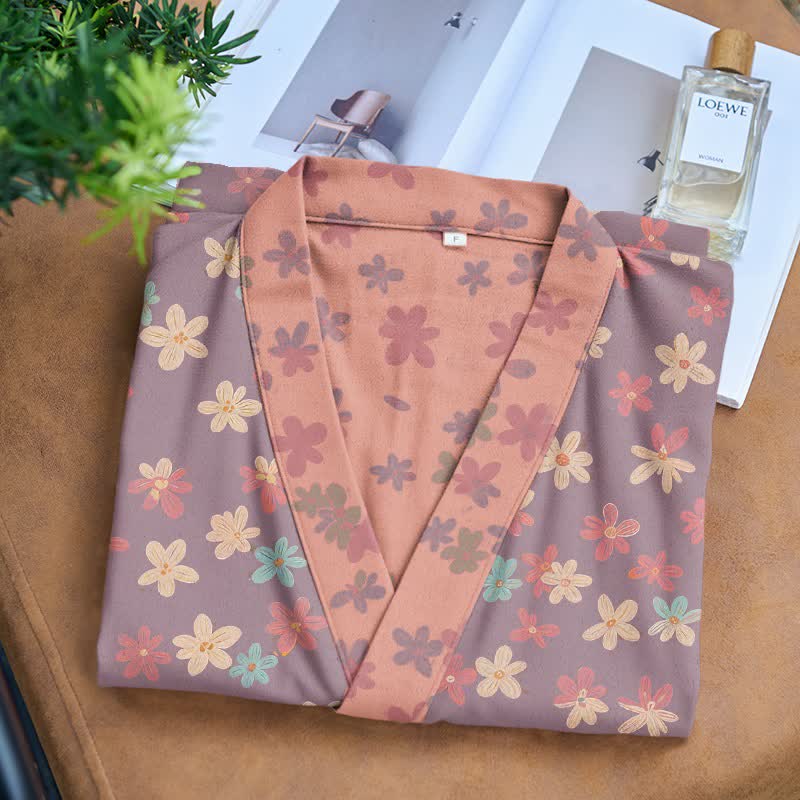 Kimono-Bademantel aus lila Baumwollgaze mit Blumenmuster - image 3
