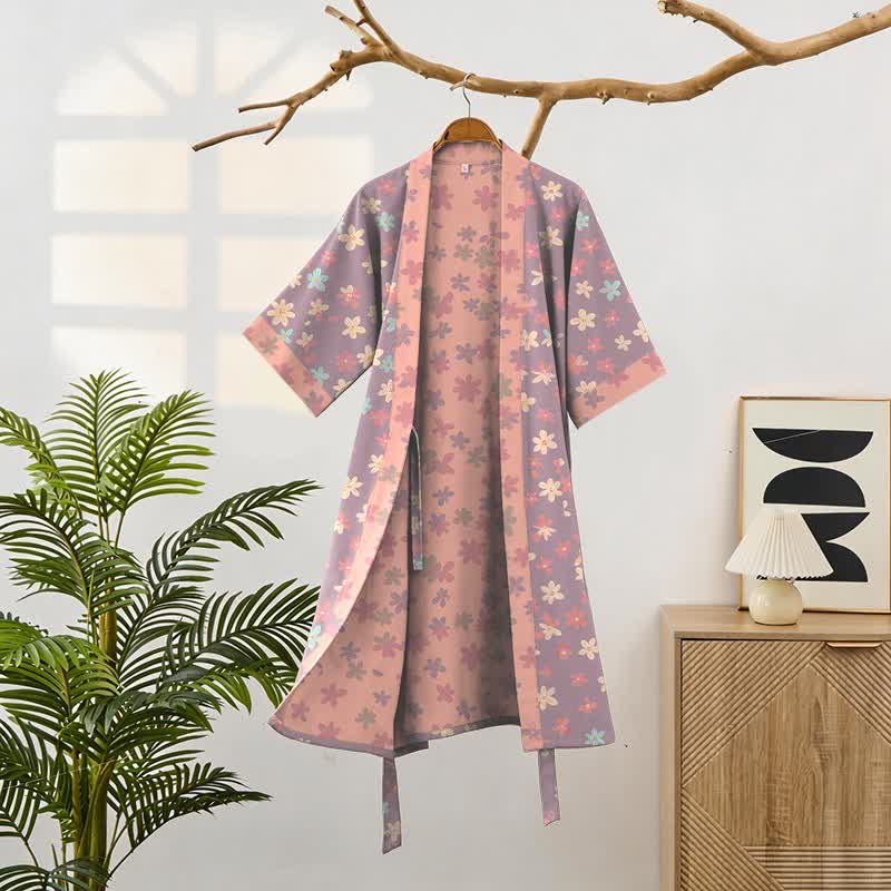 Kimono-Bademantel aus lila Baumwollgaze mit Blumenmuster - image 1