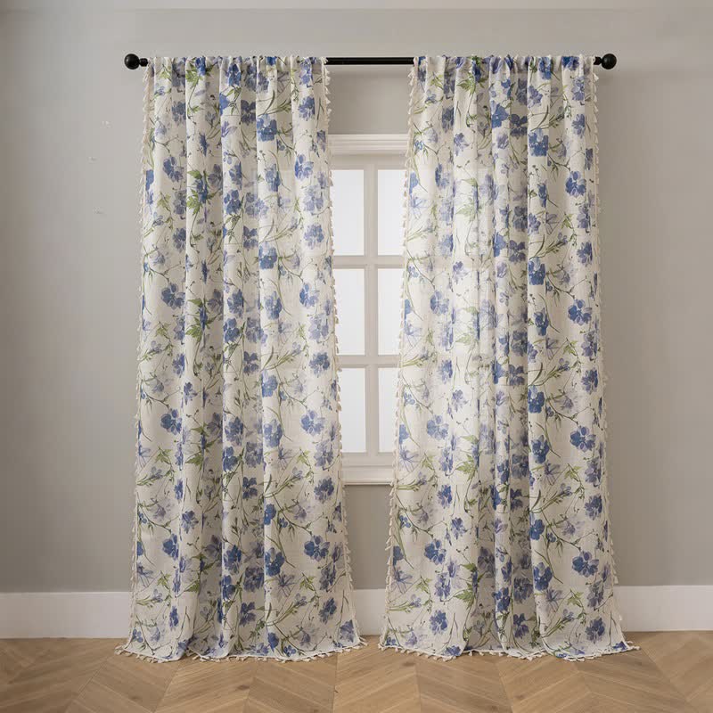 Blauer Vorhang mit Blumenmuster und Quasten - image 1