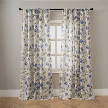 Blauer Vorhang mit Blumenmuster und Quasten - image 1