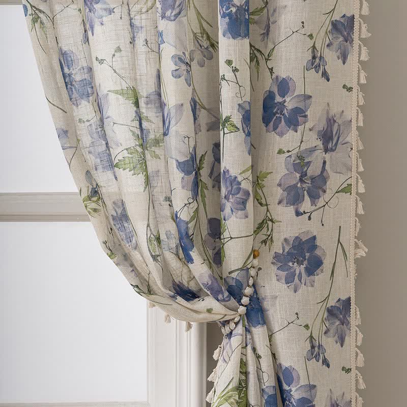 Blauer Vorhang mit Blumenmuster und Quasten - image 2