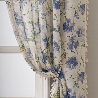 Blauer Vorhang mit Blumenmuster und Quasten - image 2
