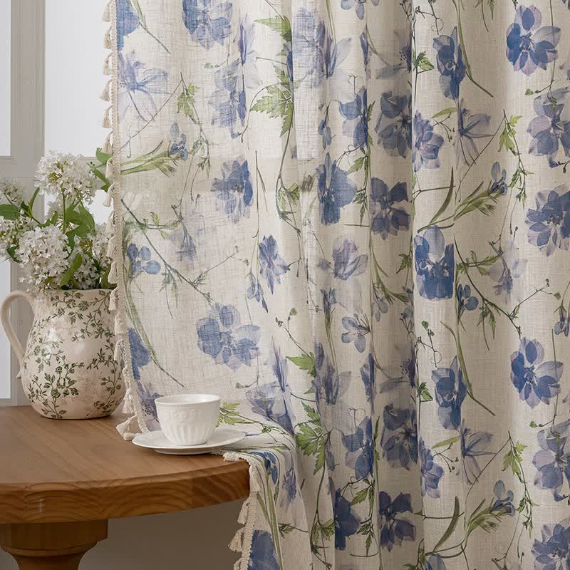 Blauer Vorhang mit Blumenmuster und Quasten - image 3