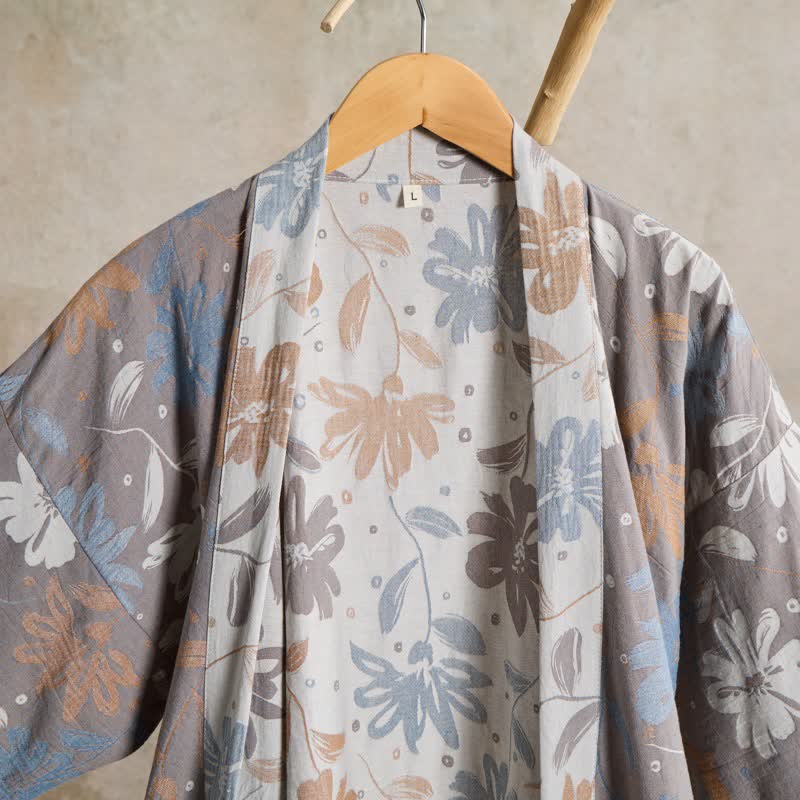 Grauer Kimono-Bademantel aus Baumwollgaze mit Blumenmuster - image 3