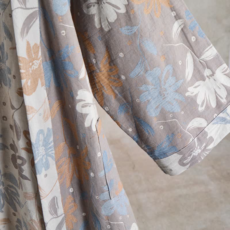 Grauer Kimono-Bademantel aus Baumwollgaze mit Blumenmuster - image 6