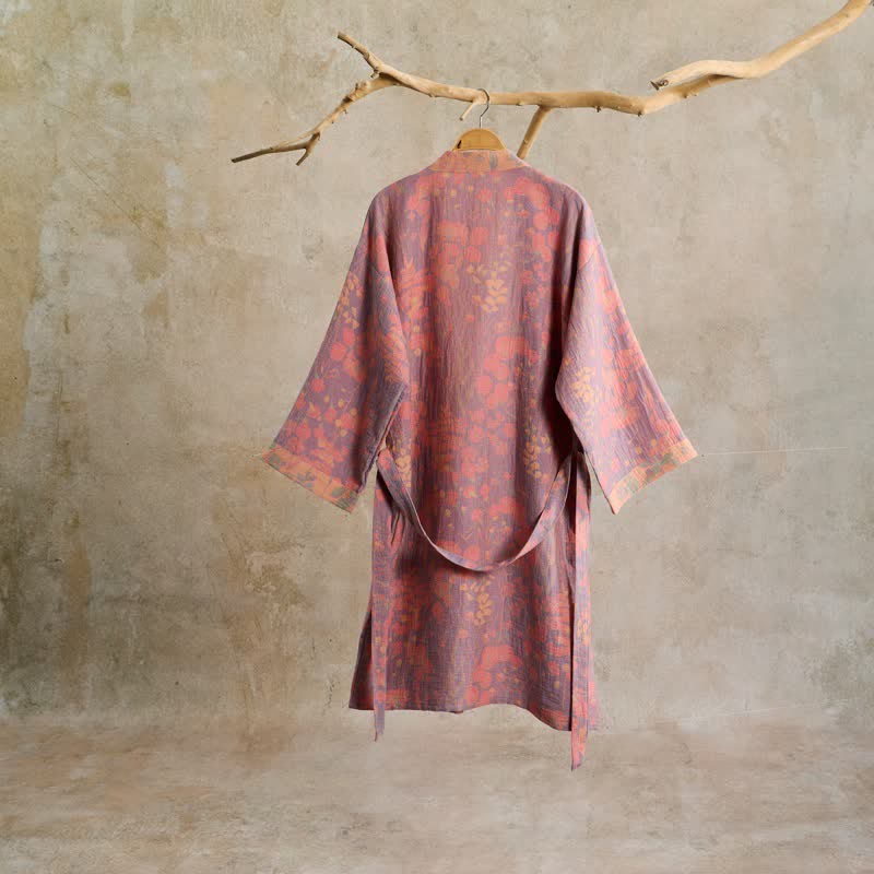 Künstlerisch gemusterter Kimono aus Baumwollgaze mit botanischem Muster - image 1