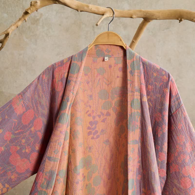 Künstlerisch gemusterter Kimono aus Baumwollgaze mit botanischem Muster - image 2
