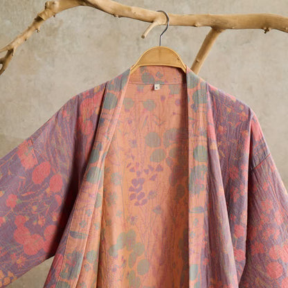 Künstlerisch gemusterter Kimono aus Baumwollgaze mit botanischem Muster - image 2