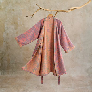 Künstlerisch gemusterter Kimono aus Baumwollgaze mit botanischem Muster - Lila - L - image 0