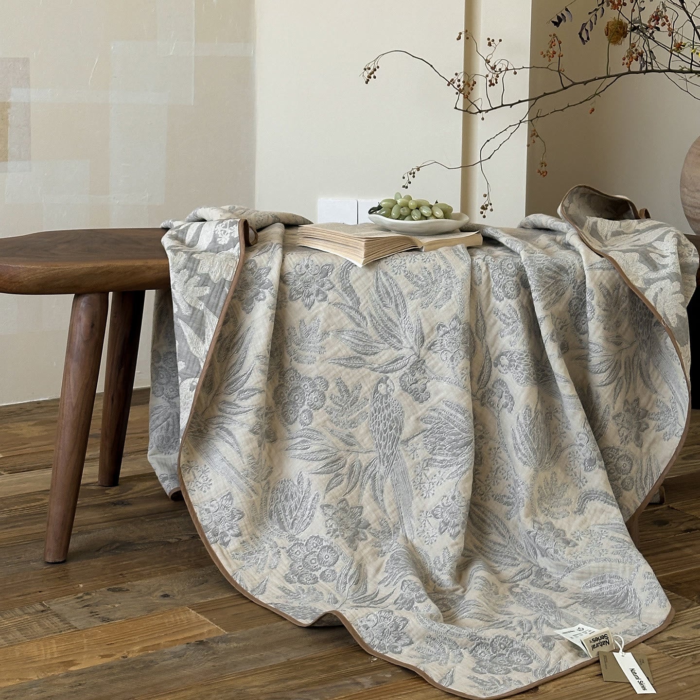 Elegante rustikale graue Musselin-Tagesdecke mit Blumenmuster - image 2