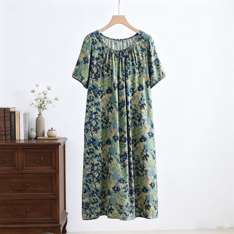 Grünes Lounge-Kleid mit Blumenmuster und gerafftem Kragen - image 1