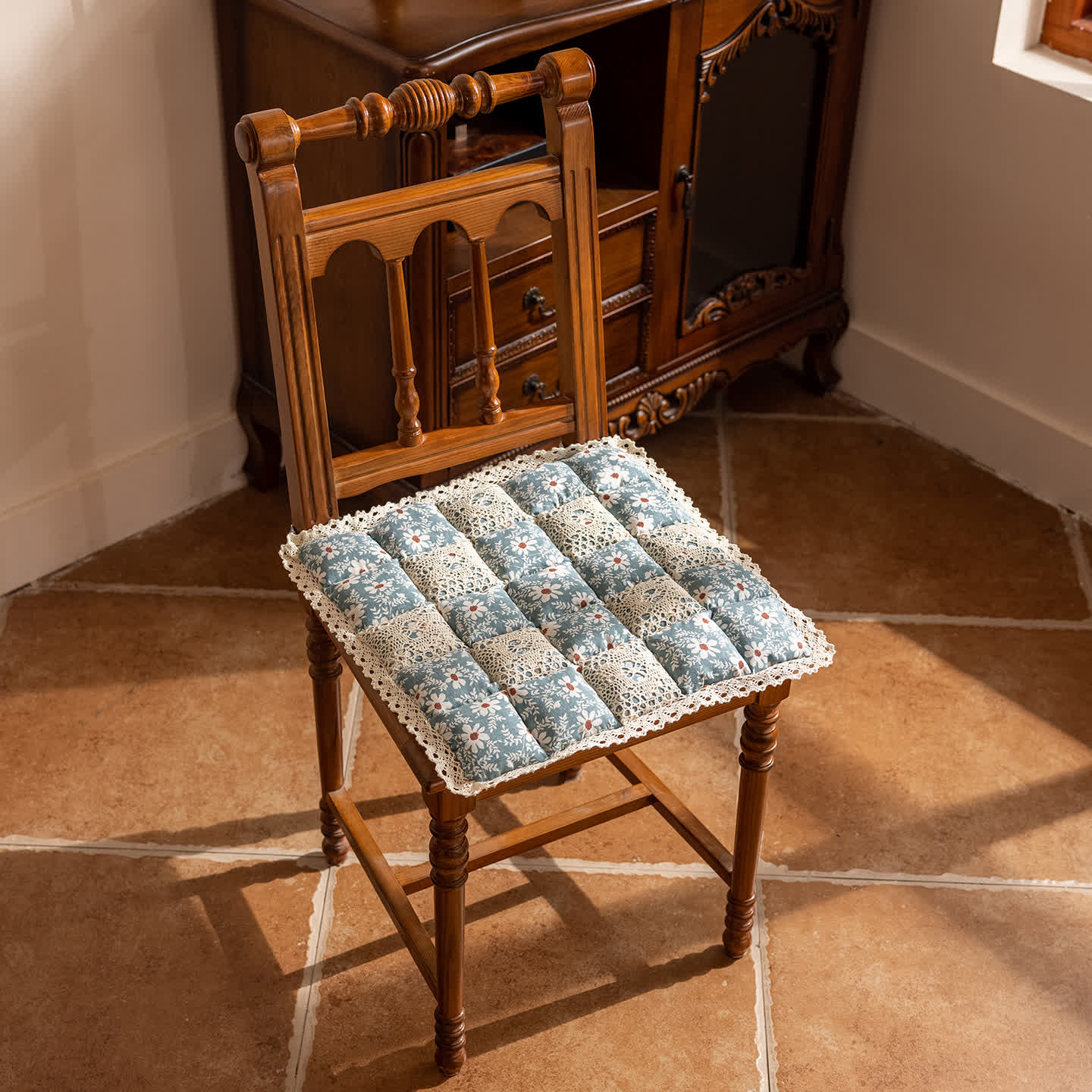 Retro-Patchwork-Stuhlkissen mit Gänseblümchenmuster - Blau - 40cm x 40cm - image 1