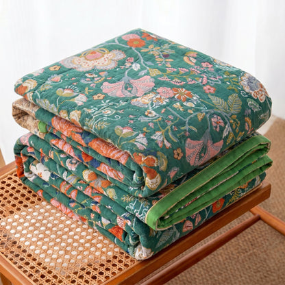 Wendbare Steppdecke aus Gaze im Landhausstil mit botanischem Flair - image 2