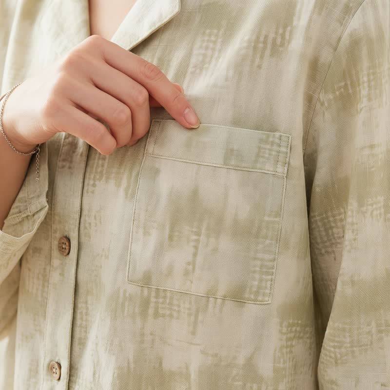 Loungewear-Set mit hellem Blumenmuster und dezentem Vichy-Karo und Knöpfen - image 5