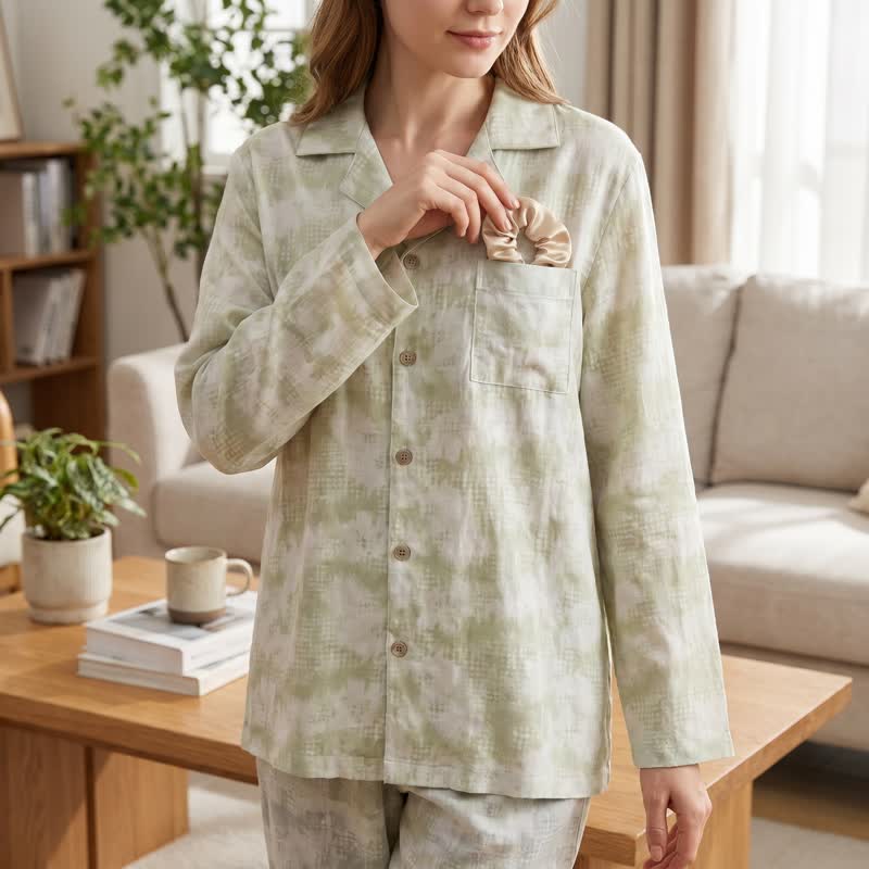 Loungewear-Set mit hellem Blumenmuster und dezentem Vichy-Karo und Knöpfen - image 3